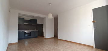 Loue appartement T2 centre camaret sur aigues