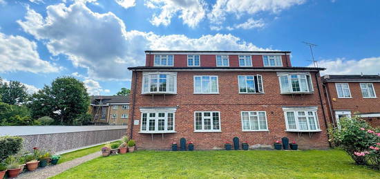 Flat to rent in Bucklers Way, Carshalton, Surrey SM5