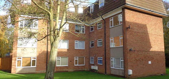 Flat to rent in Lambs Close, Cuffley, Hertfordshire EN6