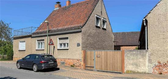 Willkommen zuhause: Renovierungsbedürftiges Einfamilienhaus inkl. Nebengelass in Annaburg