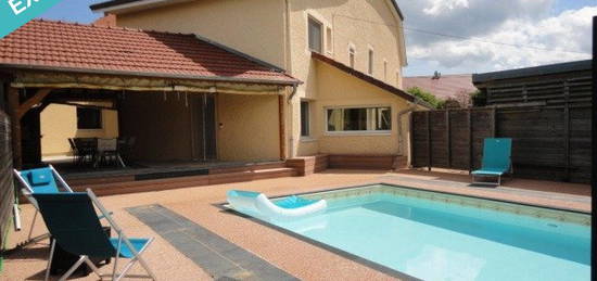 Maison de type 9 avec dépendances, garages et piscine.