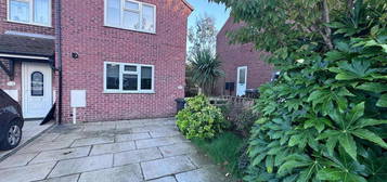 3 bedroom semi-detached house to rent