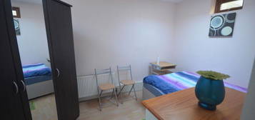 Studio to rent in Stradbroke Grove, Clayhall, Ilford IG5