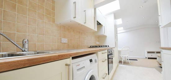 Flat to rent in Long Lane, Hillingdon UB10