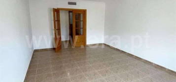 Apartamento T2; Carregado