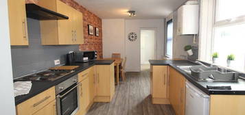 4 bed terraced house to rent