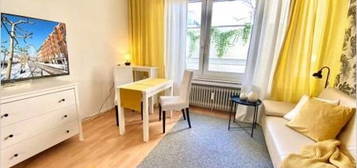 Pempelfort-Hofgarten: Frisch renoviertes kompaktes Designer-Apartment in ruhiger Wohnstraße mit