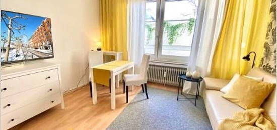 Pempelfort-Hofgarten: Frisch renoviertes kompaktes Designer-Apartment in ruhiger Wohnstraße mit