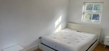 Flat to rent in Wandsworth Road, London SW8