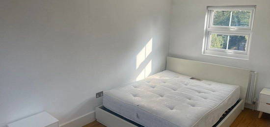 Flat to rent in Wandsworth Road, London SW8