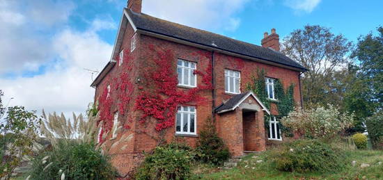 5 bedroom detached house