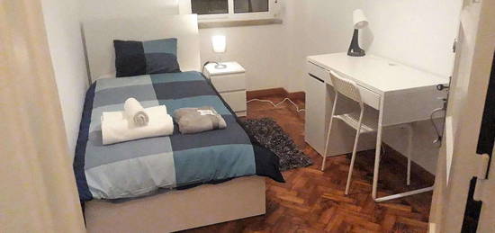 724637 - Quarto com cama de solteiro em...