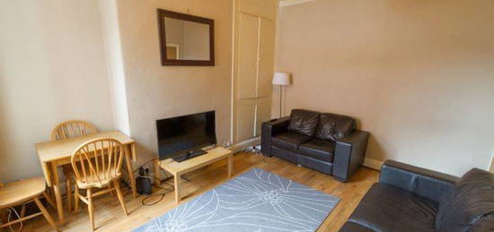 Town house to rent in Hessle Place, Hyde Park, Leeds LS6