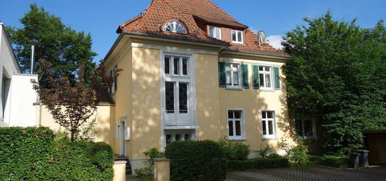 Heimelige Dachgeschoßwohnung in stattlichem Herrenhaus