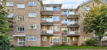 Flat for sale in Elton Close, Hampton Wick KT1