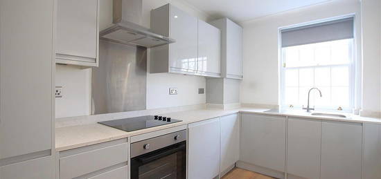 Flat to rent in Loretta Wharf, Strand On The Green, Chiswick W4