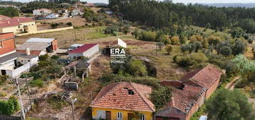 Duas Moradias para reconstrução e restauro em Vinha da Rainha