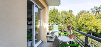 Dans une jolie résidence, Appartement T3 avec terrasse et 2 parkings