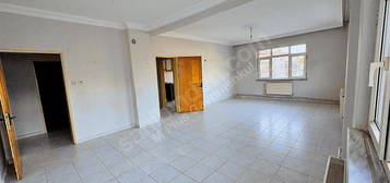 EZİNE 128 EVLER SİTESİNDE OTOARKLI ARA KAT 2+1 DAİRE