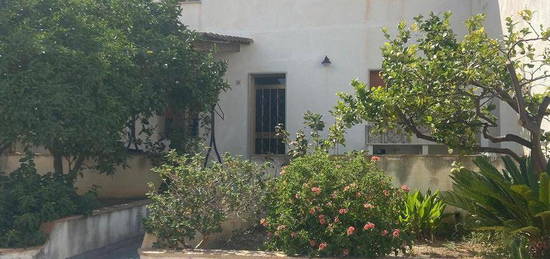 Casa indipendente con giardino