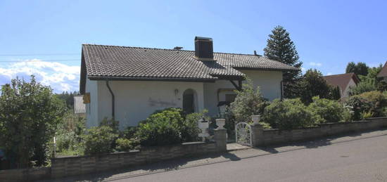 Einfamilienhaus auf Eckgrundstück in ruhiger Lage von Grünwettersbach. Baujahrtypischer Zustand.