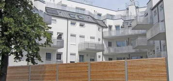 Zentrum- und bahnhofsnahe 3 Zimmer WHG mit Balkon &amp; Tiefgaragenplatz.