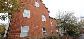 Flat to rent in 27 Britannia Road, Warley, Brentwood CM14