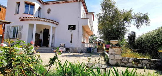 SAINT LAURENT DU VAR - Villa individuelle avec grand terrain, piscine, garage et dépendances