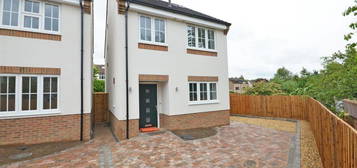 4 bedroom detached house to rent