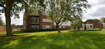 Flat to rent in Wallace Close, Uxbridge UB10