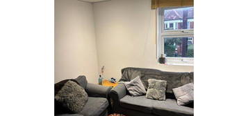 Flat to rent in Cavendish Road, London SW12