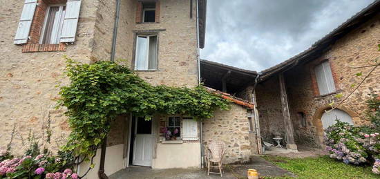 Maison de campagne avec granges et jardin