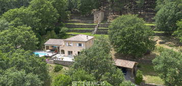 Maison d'architecte avec piscine dans un écrin boisé proche d'Aubenas