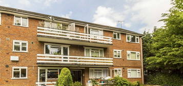 Flat to rent in Lovelace Gardens, Surbiton KT6