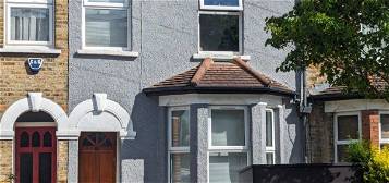 Terraced house to rent in Highworth Road, London N11