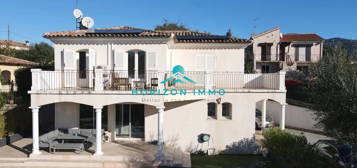 Charmante villa de 4 chambres avec double garage et piscine chau