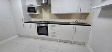 Flat to rent in Green Lanes, Stoke Newington, London N16