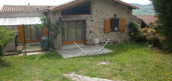 Maison de caractère, dans hameau, terrasse, jardinet, cheminée,