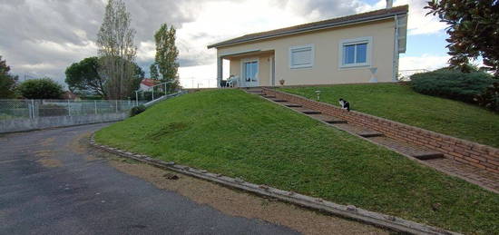 Maison au calme avec piscine et grand terrain arboré à Bonson