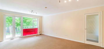 Flat to rent in Linden Lee, Westfield Park, Hatch End, Pinner, Middlesex HA5