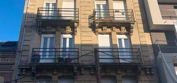 Bel appartement T4 traversant de 86 m². Immeuble Haussmannien