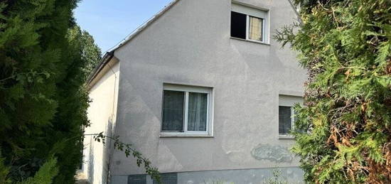 Schnäppchenpreis - Charmantes Einfamilienhaus mit Garten in zentraler Lage in E…