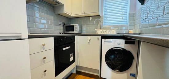 Flat to rent in Tennyson Avenue, New Malden KT3