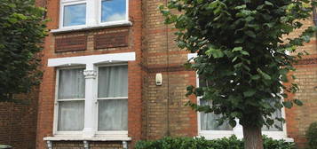 Flat to rent in Palmerston Road, London N22