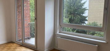 Helle 1-Zimmer-Wohnung mit Balkon in zentraler Lage.