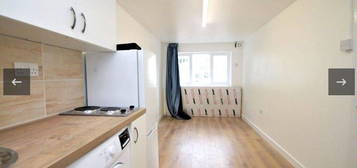 Studio to rent in Shropshire Close, Mitcham CR4