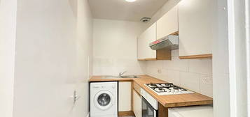 Flat to rent in Whalebone Lane South, Dagenham, Essex RM8