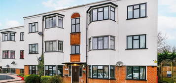 Flat to rent in York Crescent, Loughton IG10