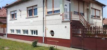 Eladó Kiskunmajsa városközpont közeli 2 szintes téglaépítésű családi h