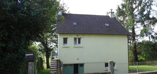 COTES D'ARMOR Saint Nicolas du Pélem, une maison individuelle d'une chambre à coucher à distance de marche du centre du village